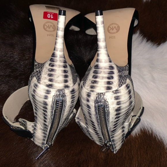 MICHAEL KORS GIULIANA OPEN TOE SANDALS - Picture 6 of 7